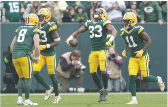 Packers Weigh Reunion with Sammy Watkins Amidst Receiver Injuries”