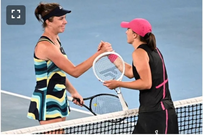 Iga Świątek doznała szokującego odpadnięcia z Australian Open w meczu z nastolatką Lindą Noskovą Królowa Gliny upadła z rąk wschodzącej gwiazdy.