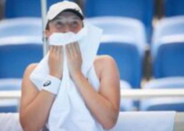 “Iga Świątek łamie się na łzach i ogłasza szokującą rezygnację z tenisa krótko po pokonaniu Sorany Cîrstei na Madrid Open… ‘Cierpię'”