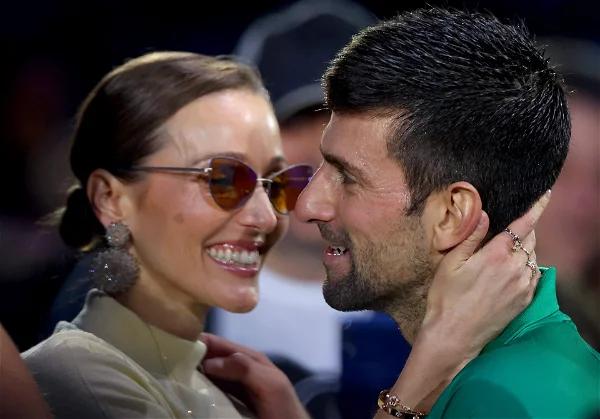 Podczas nieobecności męża z powodu tenisa, żona Novaka Djokovica, Jelena, staje się ekscentryczna, świetnie się bawiąc podczas dnia dla dzieci w Europie