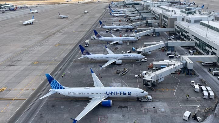 United Airlines tweaks frequent flyer program to reward credit card spending