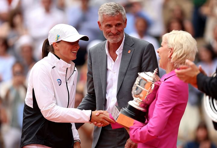 ZOBACZ: Iga Świątek dzieli się wzruszającą chwilą z Chrisem Evertem i Martiną Navratilovą podczas wręczania trofeów po historycznym zwycięstwie w French Open