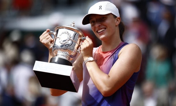 “Iga Świątek łatwo pokonuje Jasmine Paolini i wygrywa trzeci z rzędu French Open.”