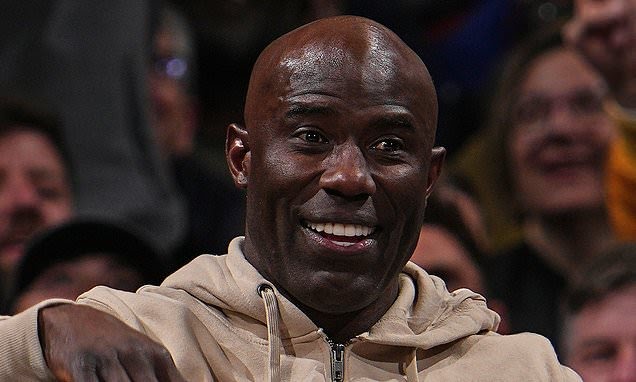 Former NFL star Terrell Davis SLAMS United Airlines for a ‘disgusting display of injustice’ after revealing he was removed from a flight in handcuffs