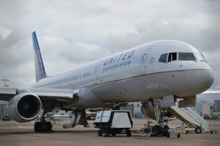 United Airlines Flight UA403 Newark-Chicago Declares Emergency