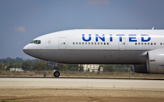 United Airlines CEO Apologizes for Passenger Disruptions, Offers Discounts on Future Flights