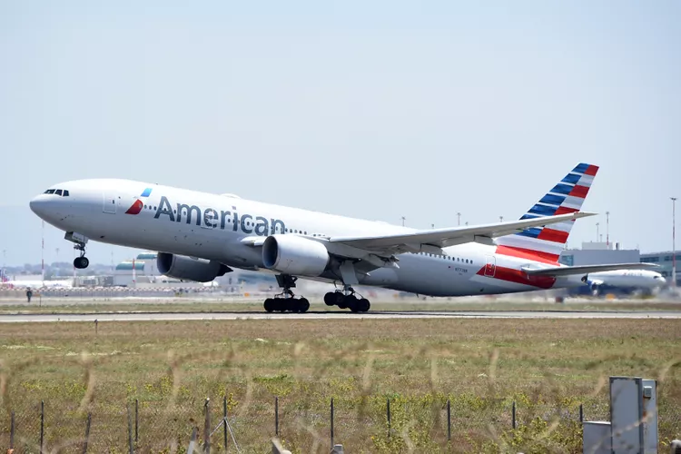 American Airlines Cuts Full-Year Adjusted Earnings Forecast