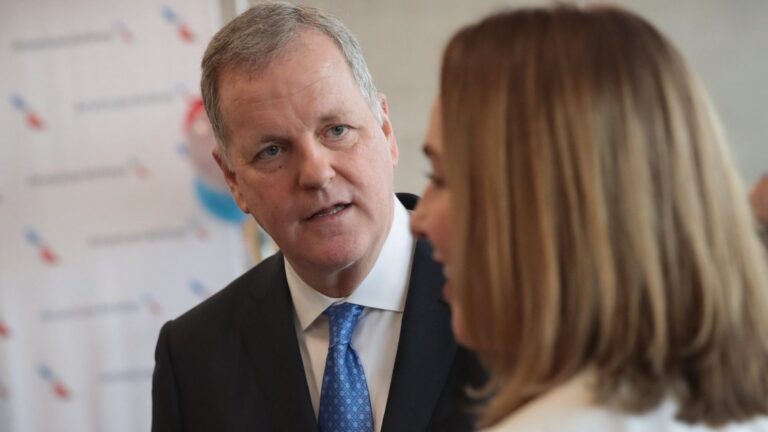 In 1 Astonishing Sentence, American Airlines CEO Reveals Whether He Thinks Customer Service Is the Priority (Clue: Not Really)