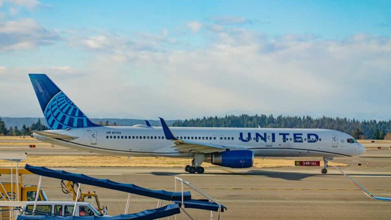 United Airlines Flight Attendants and customers Accuse Management Of Violating Contract With New Call-Sick Policy