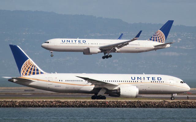 United Airlines to offer $10,000 to passengers asked to give up seats