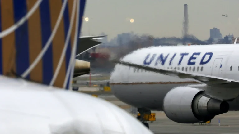 United Airlines kicks off labor contract negotiations with Teamsters union