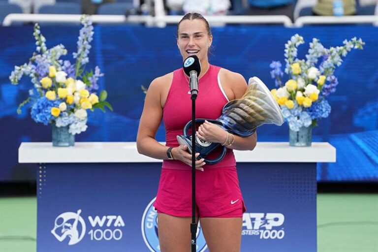 Tenis: Sinner, zajmująca pierwsze miejsce w rankingu, i Sabalenka, numer 2 wśród kobiet, zdobywają tytuły w Cincinnati