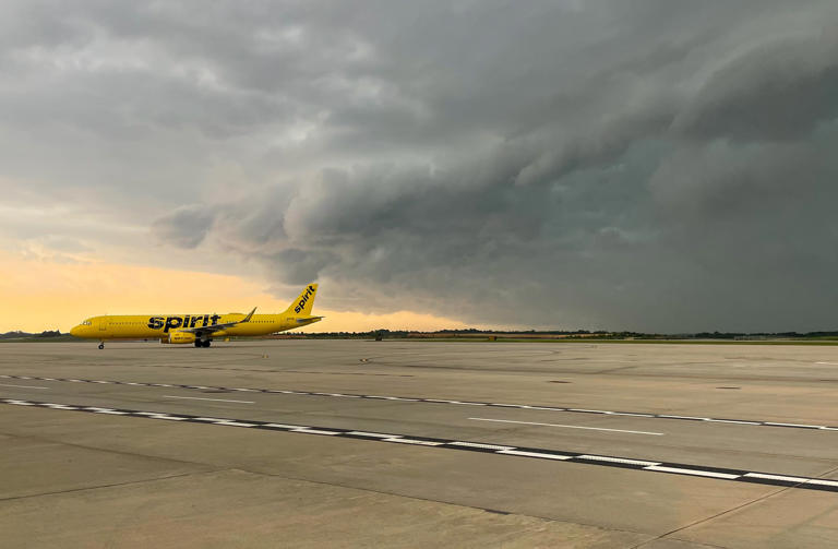 230+ flight cancellations, 340+ delays reported at CLT Airport Sunday: What to know