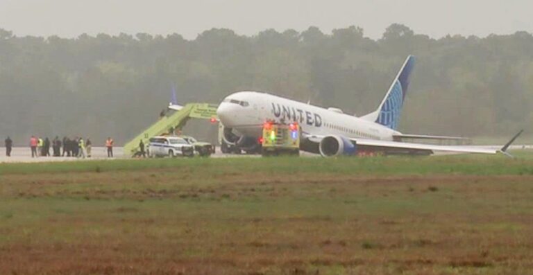 BREAKING A United Airlines Boeing 737 MAX 8 left the runway after landing at Houston