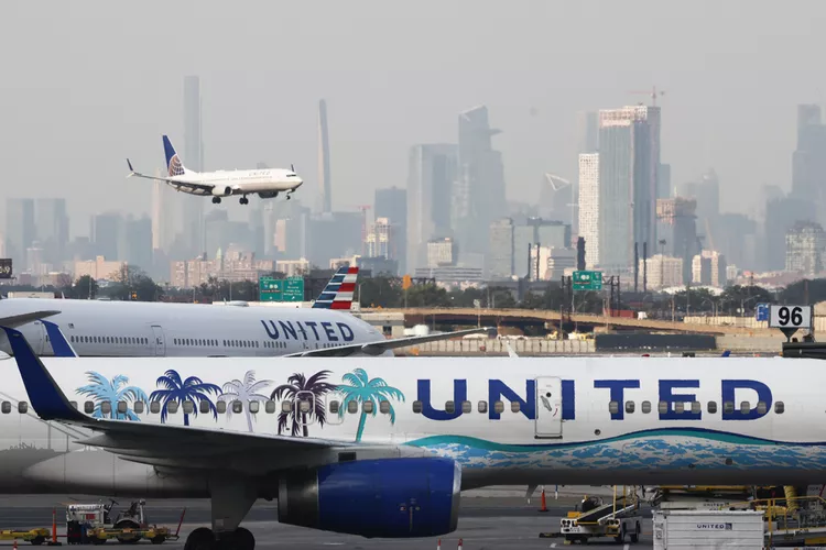 Pilot Sues United Airlines For Not Providing Him Gluten-Free Food