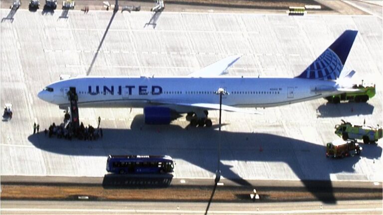 United Airlines Sends 737 MAX 9 To Rescue Passengers On Diverted 777-200