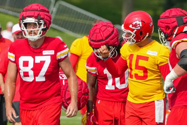 Patrick Mahomes praises Travis Kelce’s leadership at Chiefs training camp