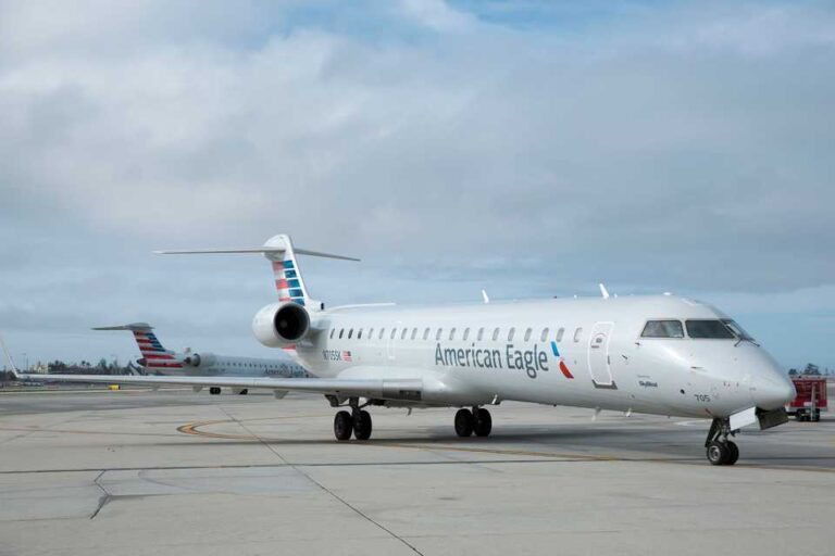 American Airlines Retrofits First Bombardier CRJ700 With Intelsat Satellite WiFi