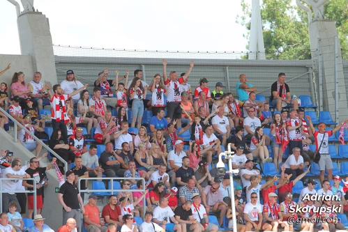 Idą po marzenia, a stadion w ruinie. Kibice mają dość