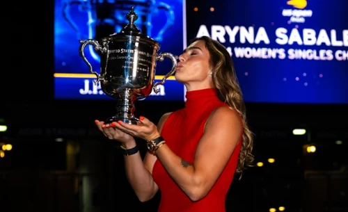 “IGA Świątek w smutku gratuluje Sabalence”, Wygrała US Open i dała show. Sabalenka szalała podczas sesji. Trudno oderwać od niej wzrok