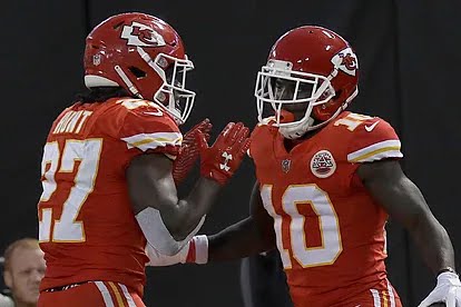 Tyreek Hill’s response to Kareem Hunt’s signing makes Chiefs fans crazy online