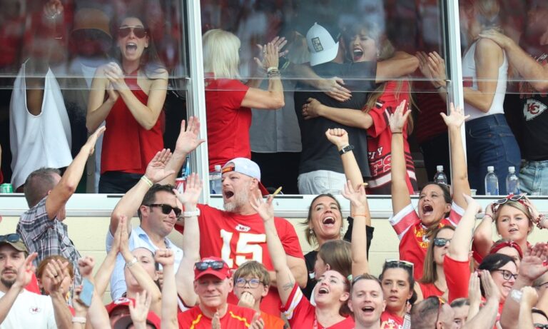 Fans and Taylor Swift elatedly celebrated the Chiefs’ game-winning field goal against the Bengals