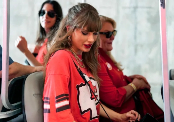 Taylor Swift’s Priceless Reaction To Fan’s Sign at Kansas City Chiefs Game Is Going Viral