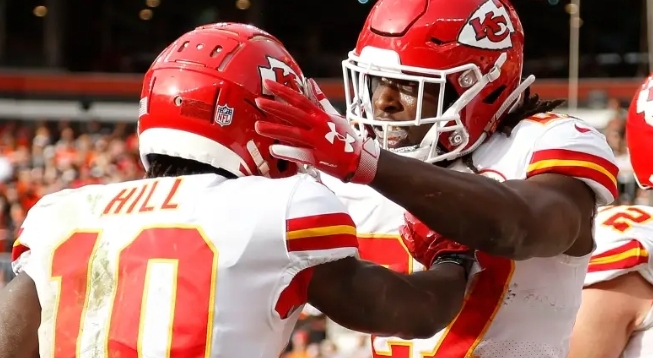 Tyreek Hill’s Reaction to Chiefs’ Kareem Hunt Reunion Attracts Attention on X