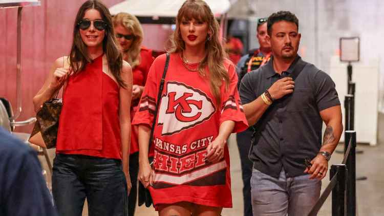 Taylor Swift arrives to support Travis Kelce at Bengals-Chiefs