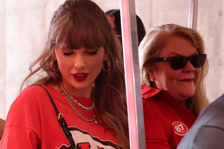 Taylor Swift’s Mom Andrea Reps Travis Kelce — and Her Daughter! — with ‘In My 87 Era’ Pin at Chiefs Game