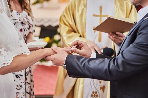 Kościół chce zakazać tego zwyczaju weselnego. “Nie jest zgodny z naszą kościelną tradycją”